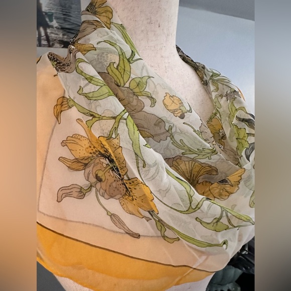 Vintage 30” x 30” tPolyester Scarf, Poppy Design. - Picture 3 of 12